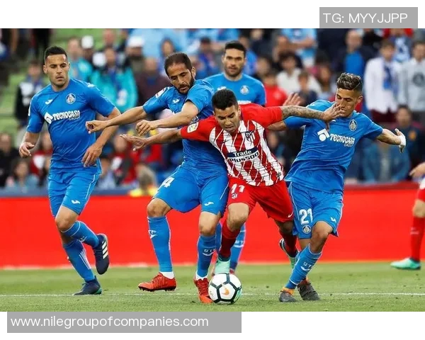 西班牙人迎战布尔球队全力争胜展现强大实力与团队合作精神 西班牙人迎战布尔球队全力争胜展现强大实力与团队合作精神