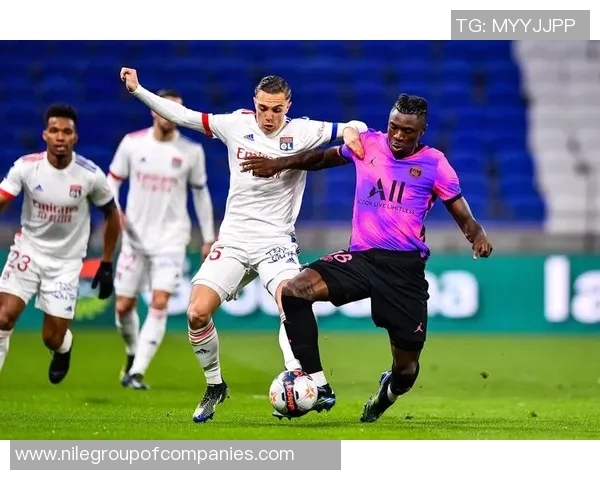 贺芬咸与里昂的精彩对决揭示足球战术与团队协作的完美结合